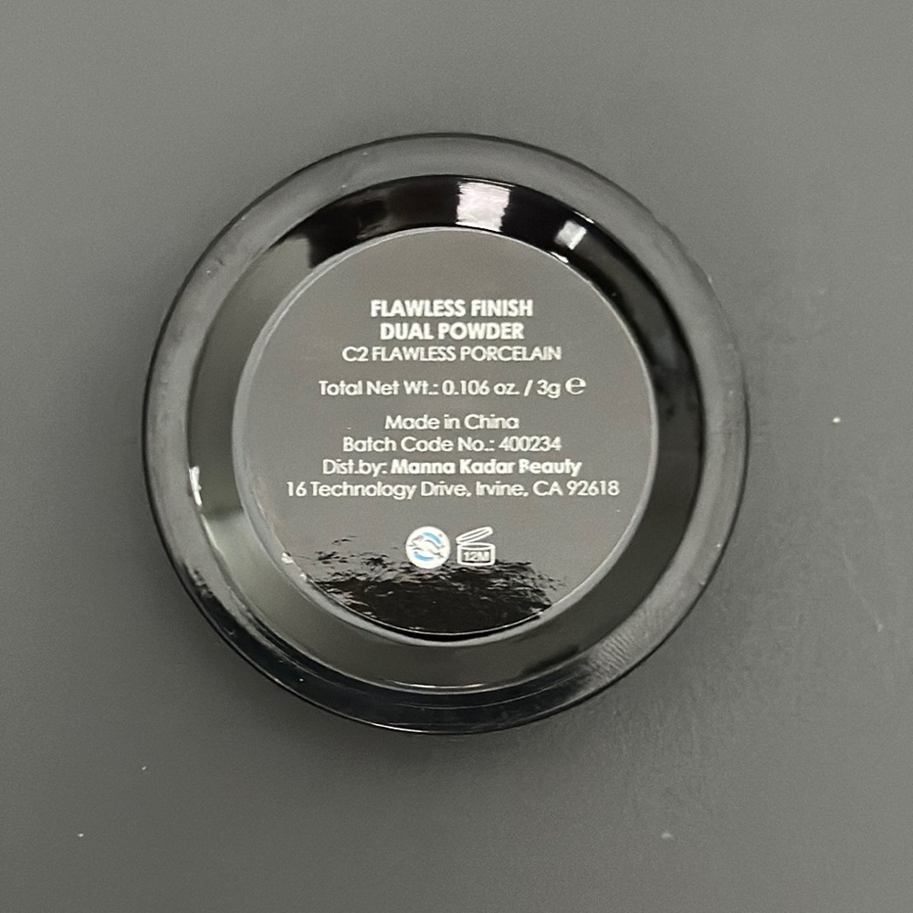 Manna Kadar Flawless Finish Dual Powder